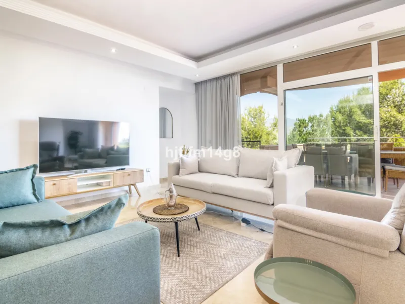 Are you looking for a property for sale in a prime Nueva Andalucía location? Introducing you to this spacious unit in one of the most popular urbanisations of the area. Not only is it a golfer's paradise, but it enjoys an elevated position with beautiful 