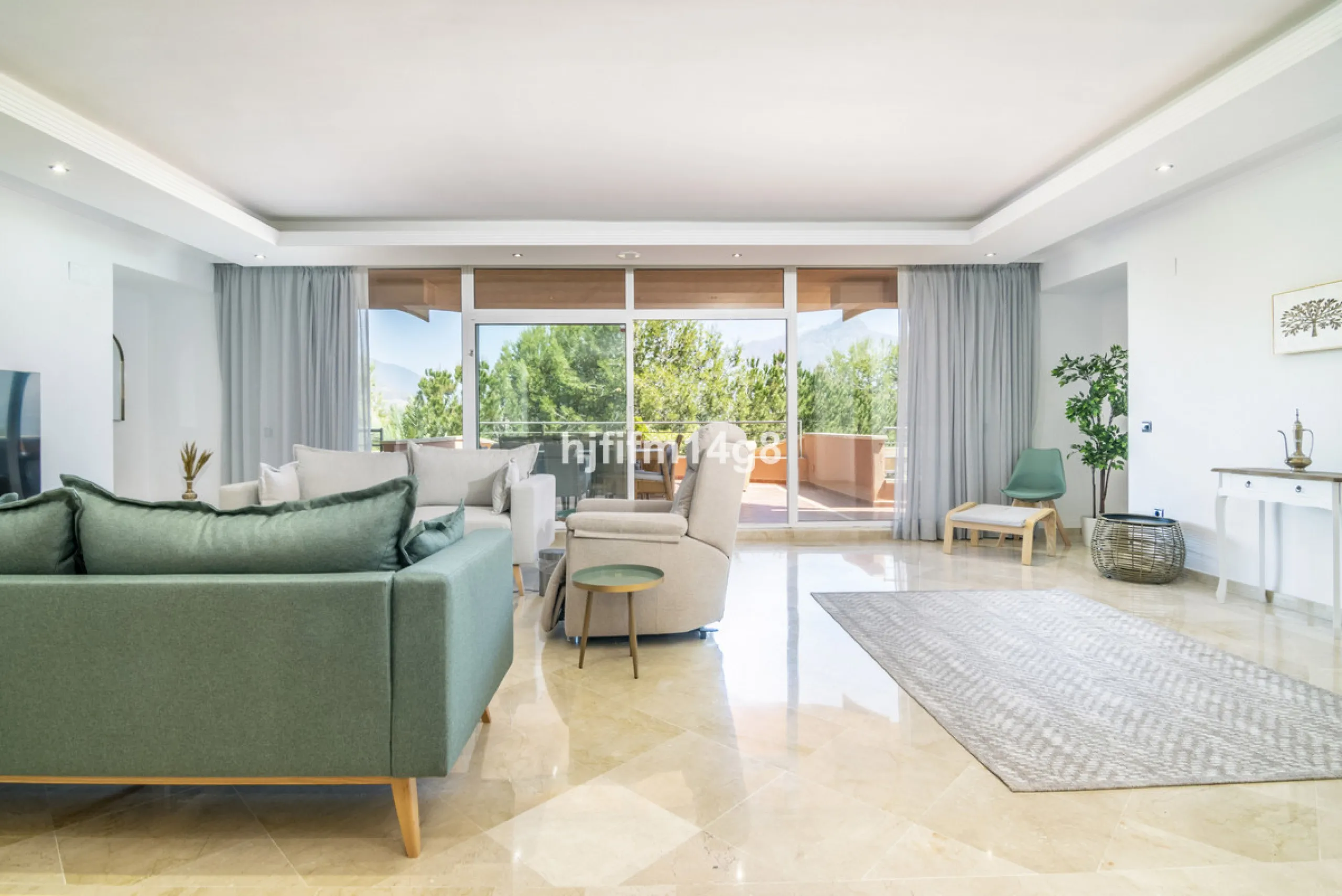 Are you looking for a property for sale in a prime Nueva Andalucía location? Introducing you to this spacious unit in one of the most popular urbanisations of the area. Not only is it a golfer's paradise, but it enjoys an elevated position with beautiful 