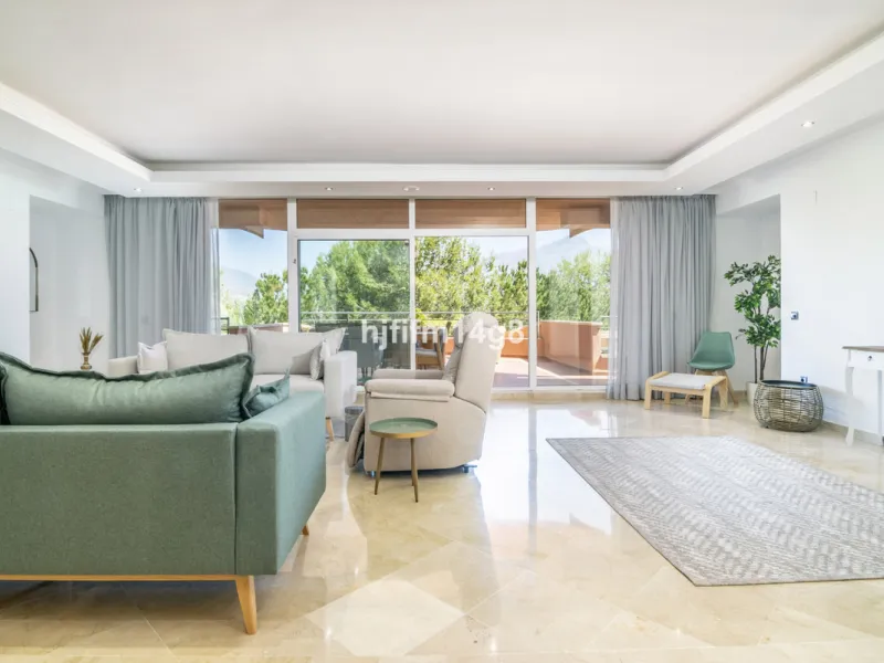Are you looking for a property for sale in a prime Nueva Andalucía location? Introducing you to this spacious unit in one of the most popular urbanisations of the area. Not only is it a golfer's paradise, but it enjoys an elevated position with beautiful 