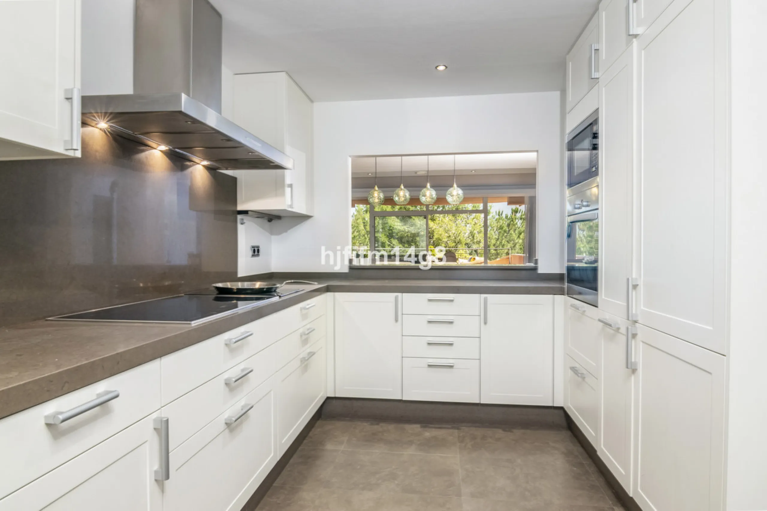 Are you looking for a property for sale in a prime Nueva Andalucía location? Introducing you to this spacious unit in one of the most popular urbanisations of the area. Not only is it a golfer's paradise, but it enjoys an elevated position with beautiful 
