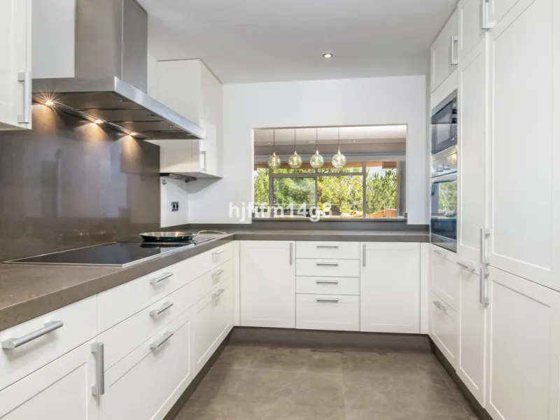 Are you looking for a property for sale in a prime Nueva Andalucía location? Introducing you to this spacious unit in one of the most popular urbanisations of the area. Not only is it a golfer's paradise, but it enjoys an elevated position with beautiful 