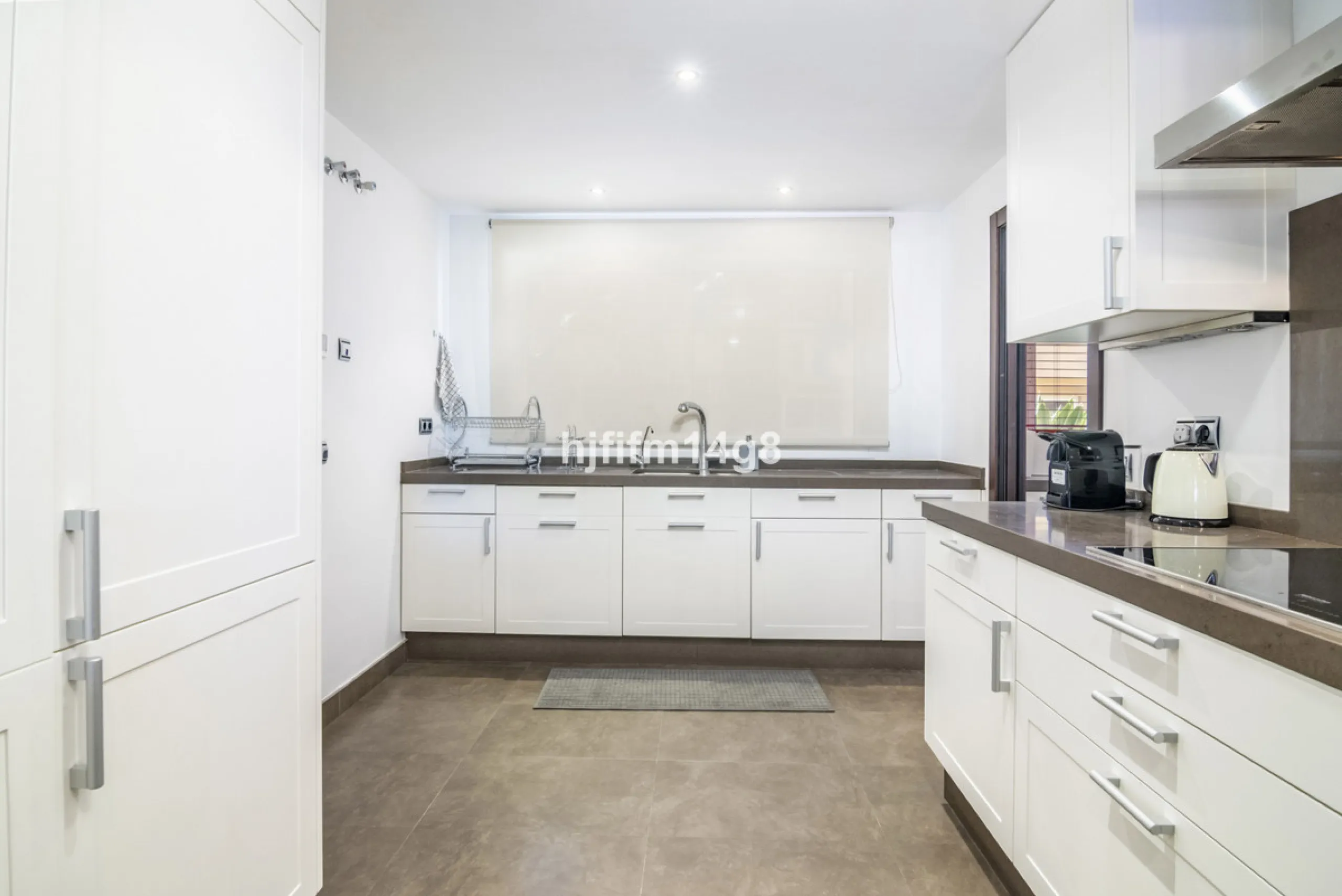 Are you looking for a property for sale in a prime Nueva Andalucía location? Introducing you to this spacious unit in one of the most popular urbanisations of the area. Not only is it a golfer's paradise, but it enjoys an elevated position with beautiful 