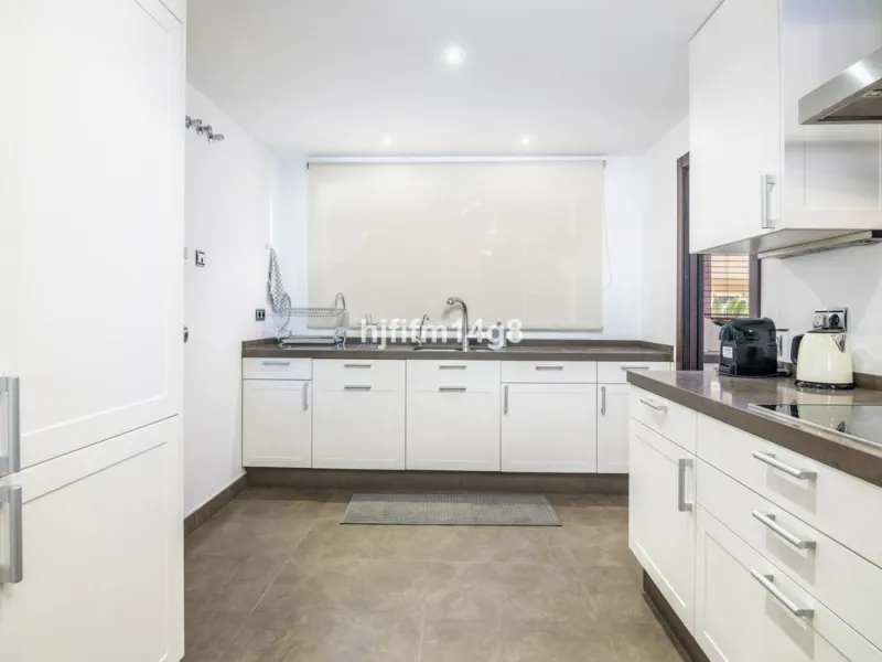 Are you looking for a property for sale in a prime Nueva Andalucía location? Introducing you to this spacious unit in one of the most popular urbanisations of the area. Not only is it a golfer's paradise, but it enjoys an elevated position with beautiful 