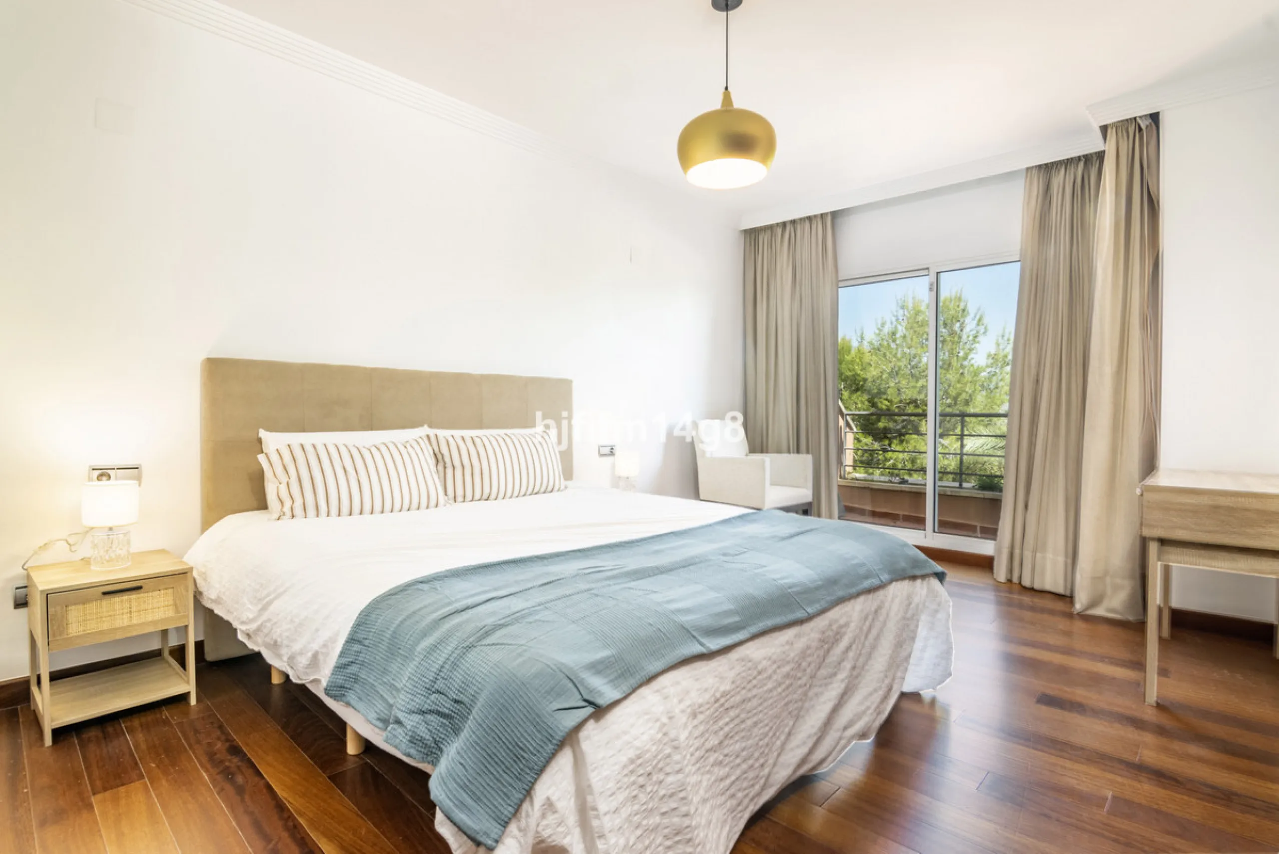 Are you looking for a property for sale in a prime Nueva Andalucía location? Introducing you to this spacious unit in one of the most popular urbanisations of the area. Not only is it a golfer's paradise, but it enjoys an elevated position with beautiful 