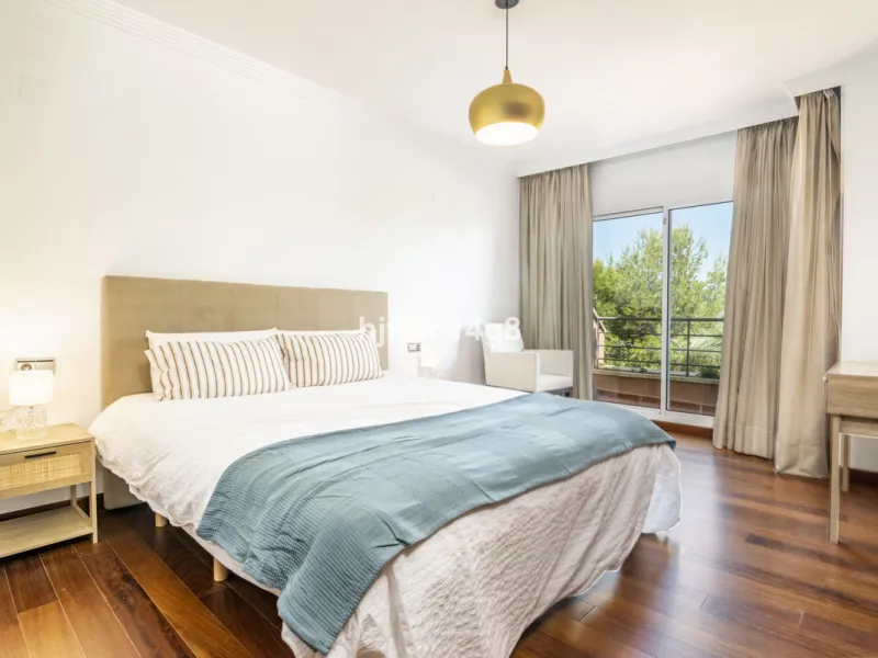 Are you looking for a property for sale in a prime Nueva Andalucía location? Introducing you to this spacious unit in one of the most popular urbanisations of the area. Not only is it a golfer's paradise, but it enjoys an elevated position with beautiful 