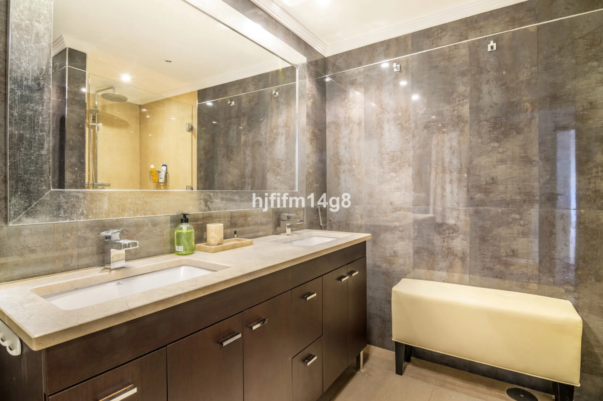 Are you looking for a property for sale in a prime Nueva Andalucía location? Introducing you to this spacious unit in one of the most popular urbanisations of the area. Not only is it a golfer's paradise, but it enjoys an elevated position with beautiful 