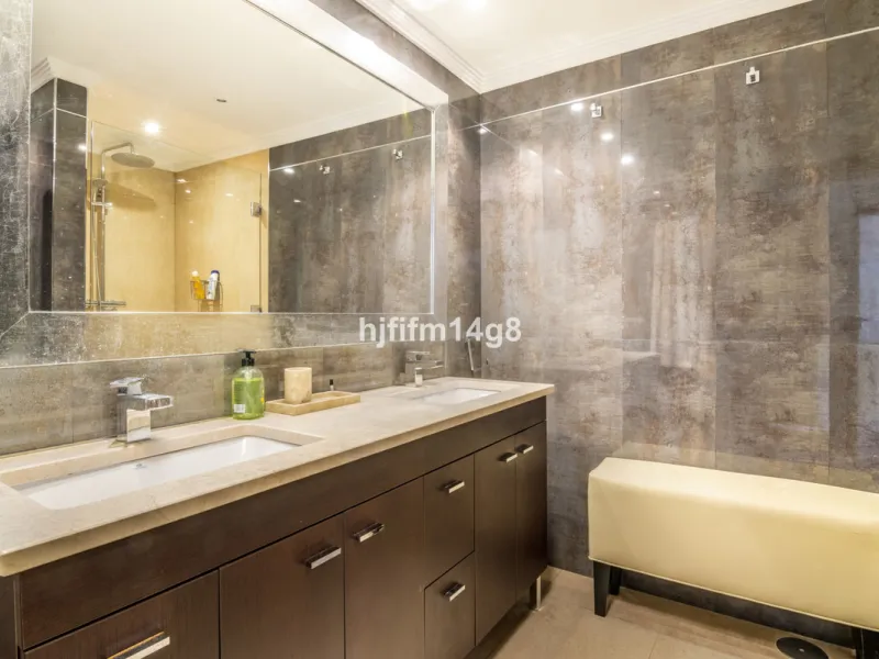 Are you looking for a property for sale in a prime Nueva Andalucía location? Introducing you to this spacious unit in one of the most popular urbanisations of the area. Not only is it a golfer's paradise, but it enjoys an elevated position with beautiful 