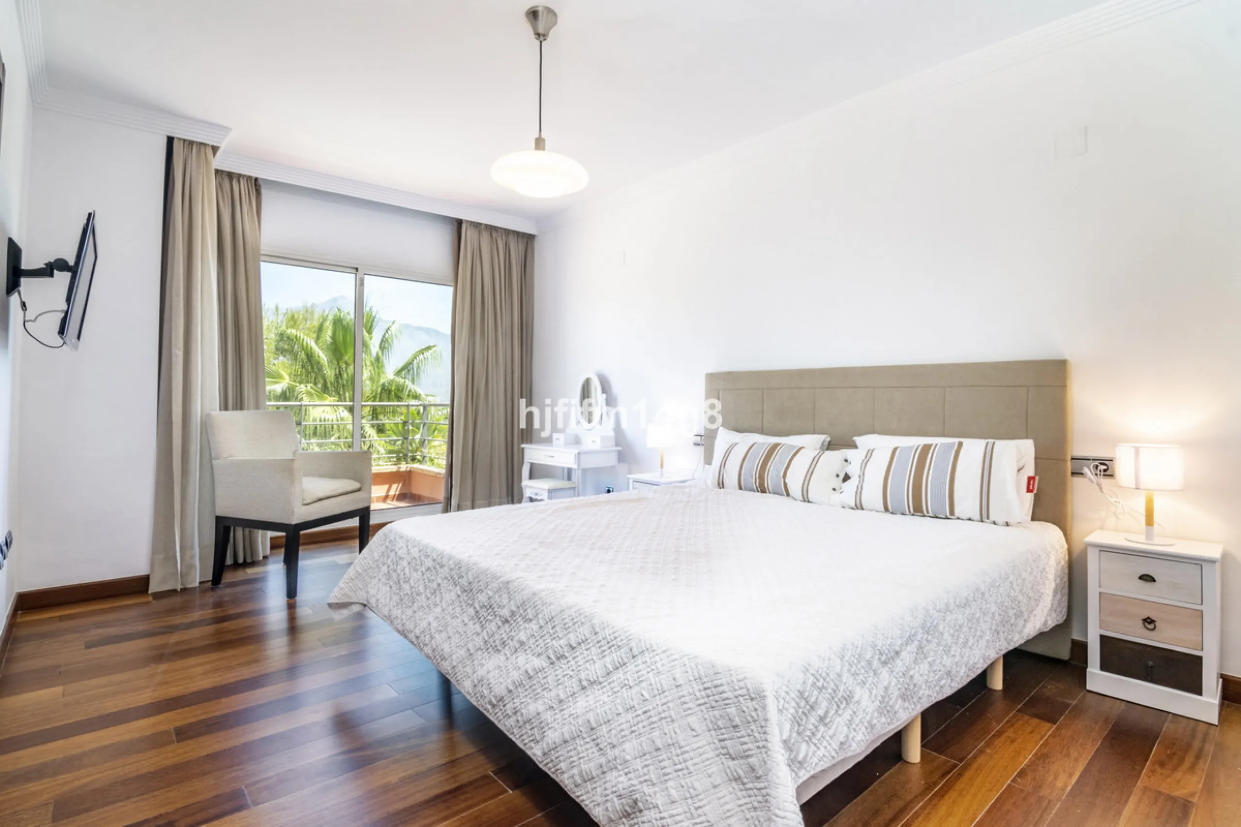 Are you looking for a property for sale in a prime Nueva Andalucía location? Introducing you to this spacious unit in one of the most popular urbanisations of the area. Not only is it a golfer's paradise, but it enjoys an elevated position with beautiful 