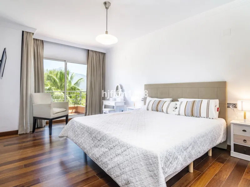 Are you looking for a property for sale in a prime Nueva Andalucía location? Introducing you to this spacious unit in one of the most popular urbanisations of the area. Not only is it a golfer's paradise, but it enjoys an elevated position with beautiful 