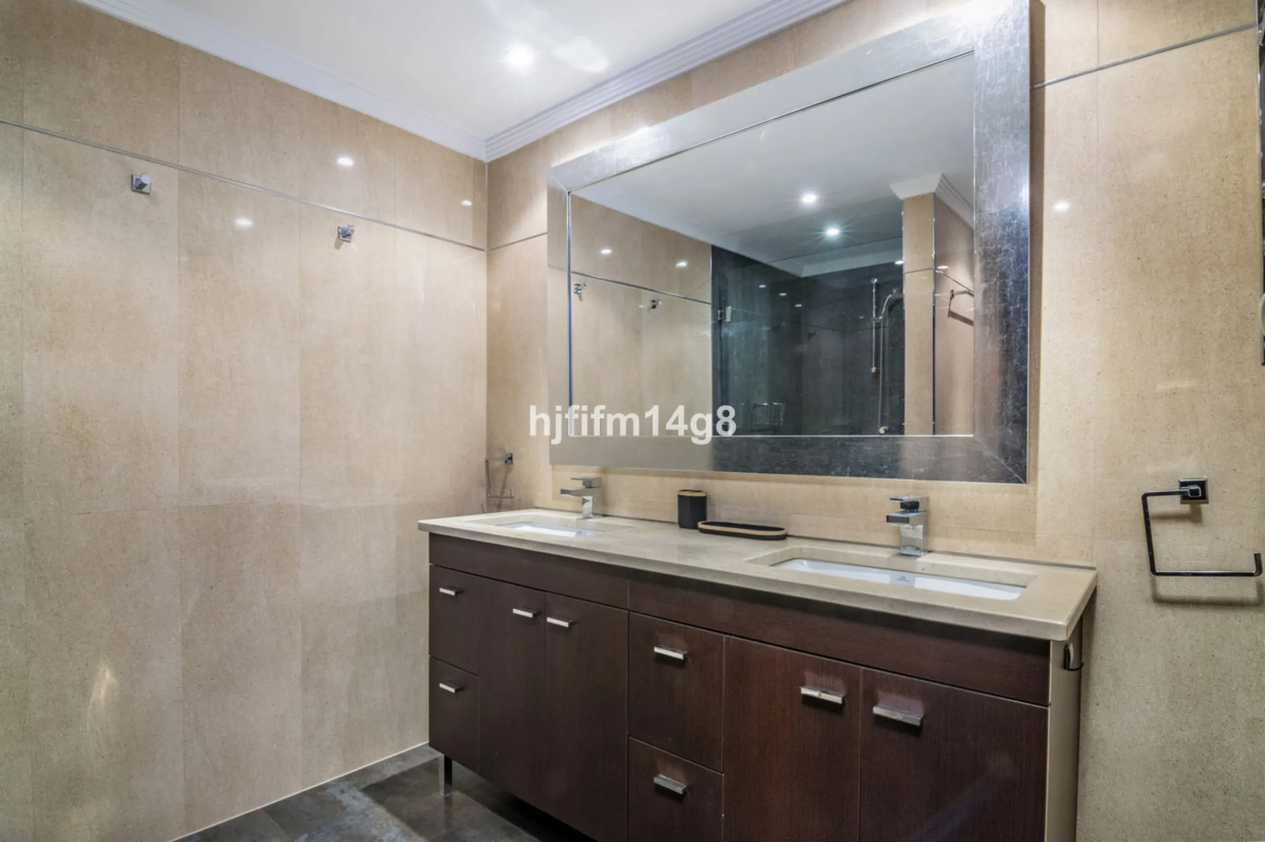Are you looking for a property for sale in a prime Nueva Andalucía location? Introducing you to this spacious unit in one of the most popular urbanisations of the area. Not only is it a golfer's paradise, but it enjoys an elevated position with beautiful 