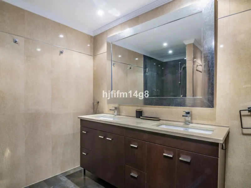 Are you looking for a property for sale in a prime Nueva Andalucía location? Introducing you to this spacious unit in one of the most popular urbanisations of the area. Not only is it a golfer's paradise, but it enjoys an elevated position with beautiful 