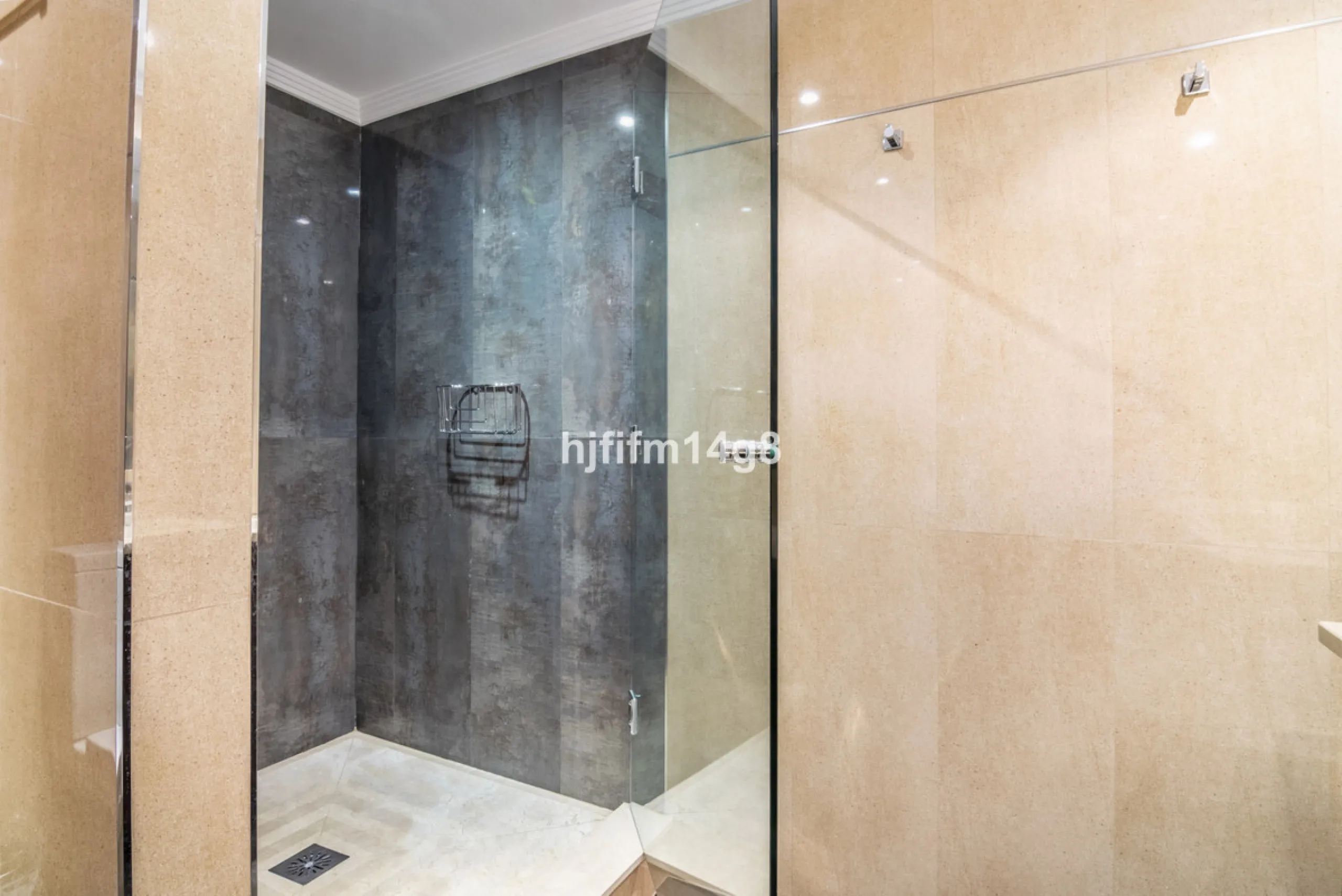 Are you looking for a property for sale in a prime Nueva Andalucía location? Introducing you to this spacious unit in one of the most popular urbanisations of the area. Not only is it a golfer's paradise, but it enjoys an elevated position with beautiful 