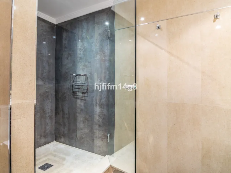 Are you looking for a property for sale in a prime Nueva Andalucía location? Introducing you to this spacious unit in one of the most popular urbanisations of the area. Not only is it a golfer's paradise, but it enjoys an elevated position with beautiful 