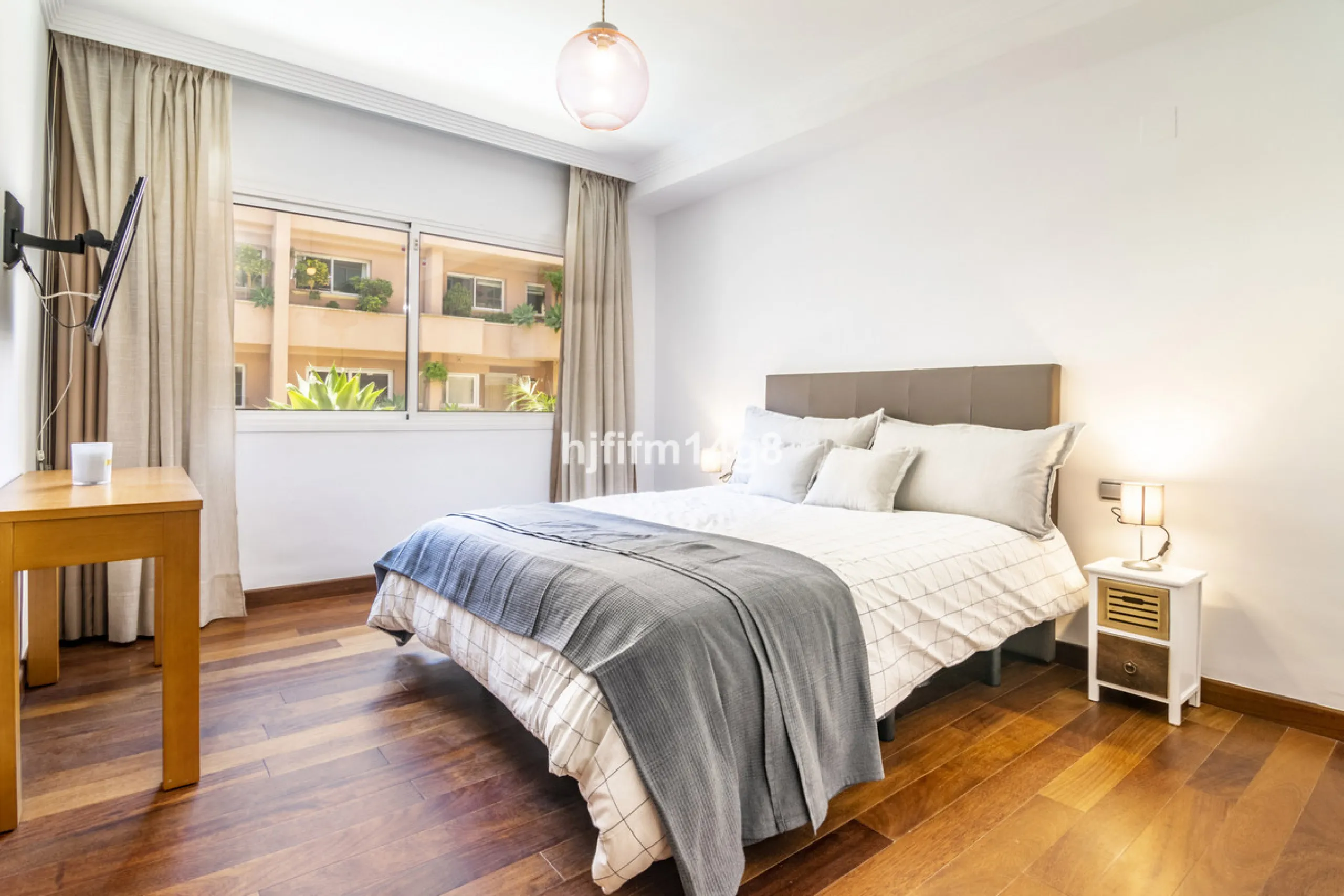 Are you looking for a property for sale in a prime Nueva Andalucía location? Introducing you to this spacious unit in one of the most popular urbanisations of the area. Not only is it a golfer's paradise, but it enjoys an elevated position with beautiful 