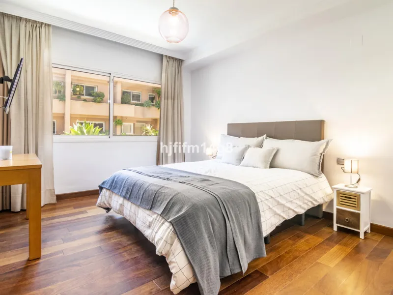 Are you looking for a property for sale in a prime Nueva Andalucía location? Introducing you to this spacious unit in one of the most popular urbanisations of the area. Not only is it a golfer's paradise, but it enjoys an elevated position with beautiful 