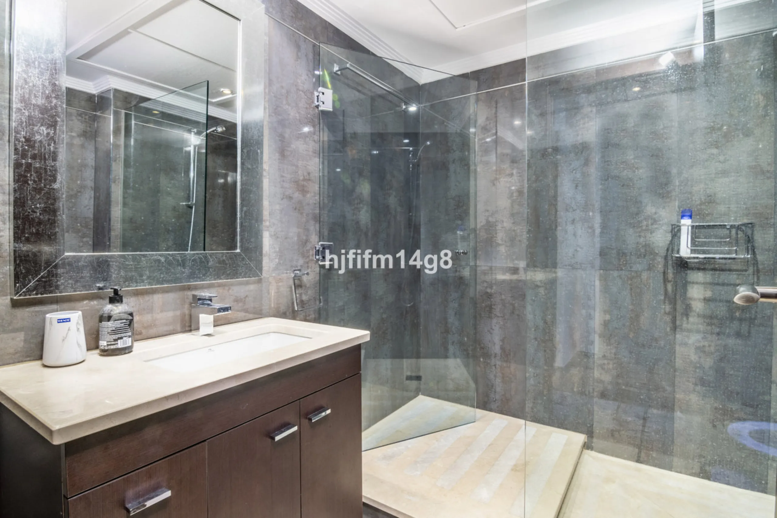 Are you looking for a property for sale in a prime Nueva Andalucía location? Introducing you to this spacious unit in one of the most popular urbanisations of the area. Not only is it a golfer's paradise, but it enjoys an elevated position with beautiful 