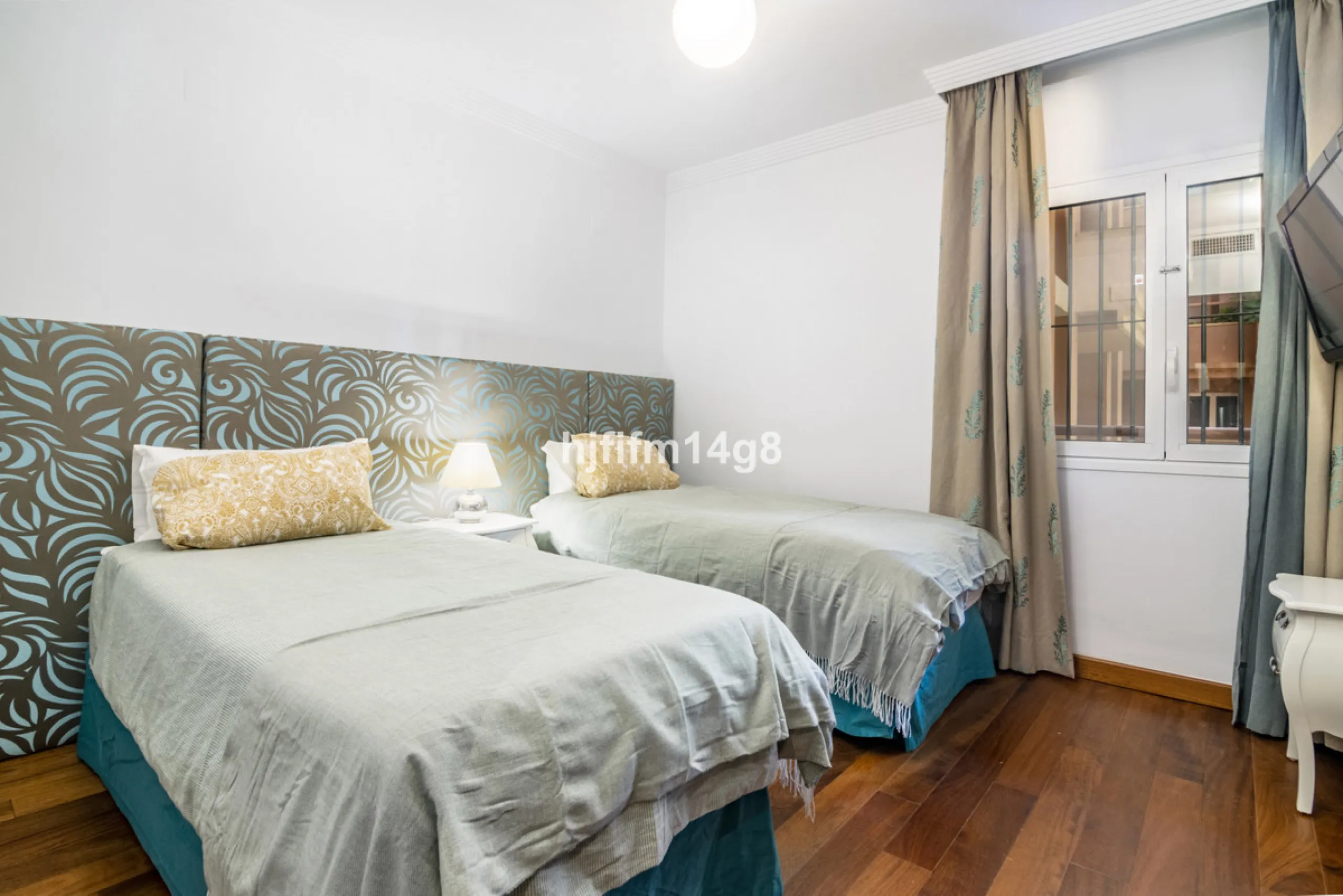 Are you looking for a property for sale in a prime Nueva Andalucía location? Introducing you to this spacious unit in one of the most popular urbanisations of the area. Not only is it a golfer's paradise, but it enjoys an elevated position with beautiful 