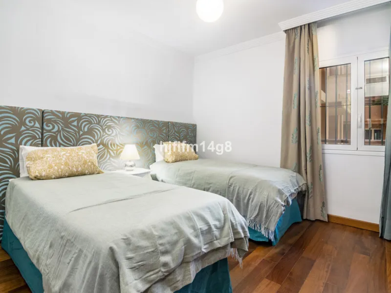 Are you looking for a property for sale in a prime Nueva Andalucía location? Introducing you to this spacious unit in one of the most popular urbanisations of the area. Not only is it a golfer's paradise, but it enjoys an elevated position with beautiful 