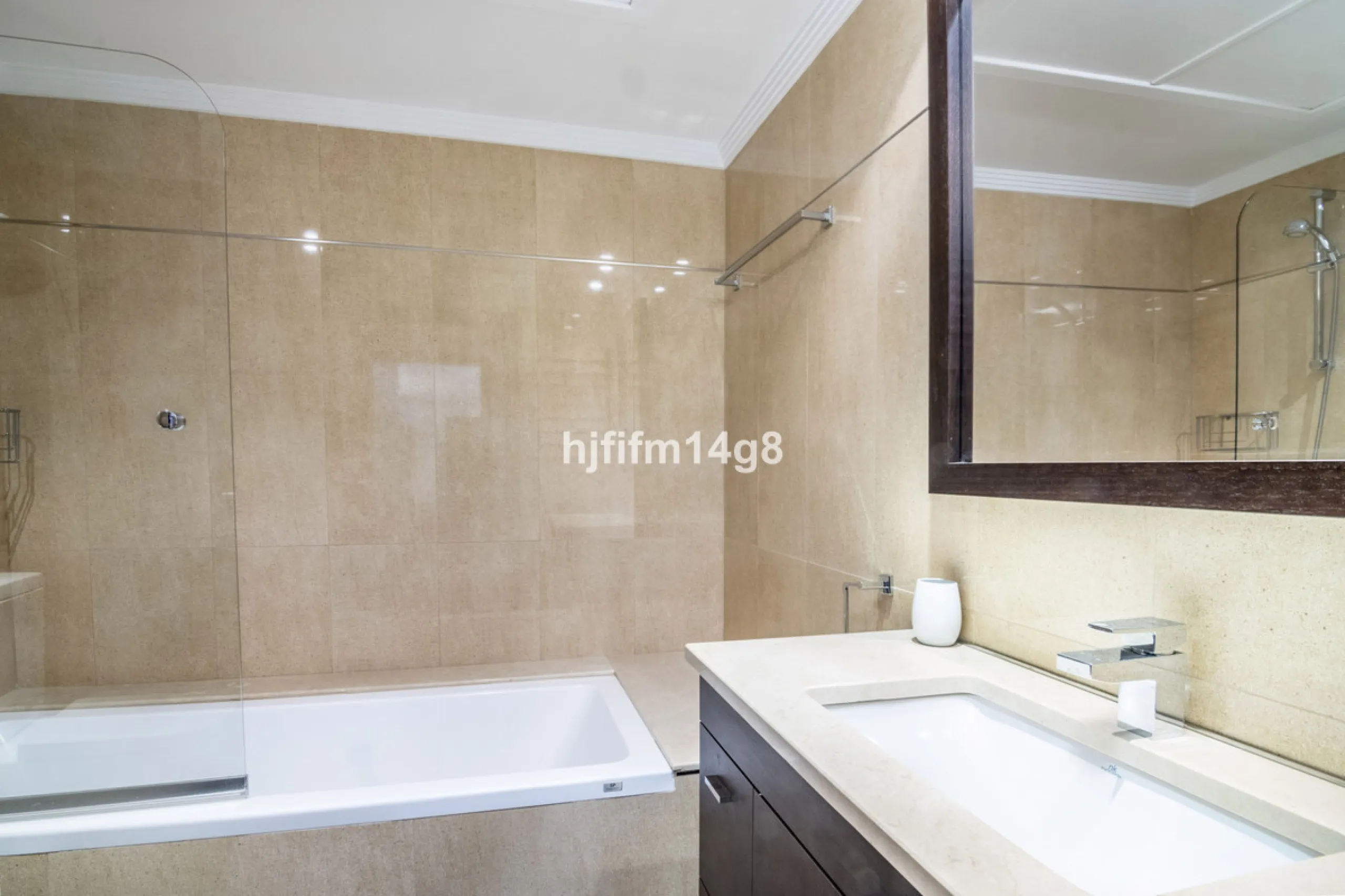 Are you looking for a property for sale in a prime Nueva Andalucía location? Introducing you to this spacious unit in one of the most popular urbanisations of the area. Not only is it a golfer's paradise, but it enjoys an elevated position with beautiful 