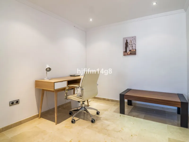 Are you looking for a property for sale in a prime Nueva Andalucía location? Introducing you to this spacious unit in one of the most popular urbanisations of the area. Not only is it a golfer's paradise, but it enjoys an elevated position with beautiful 