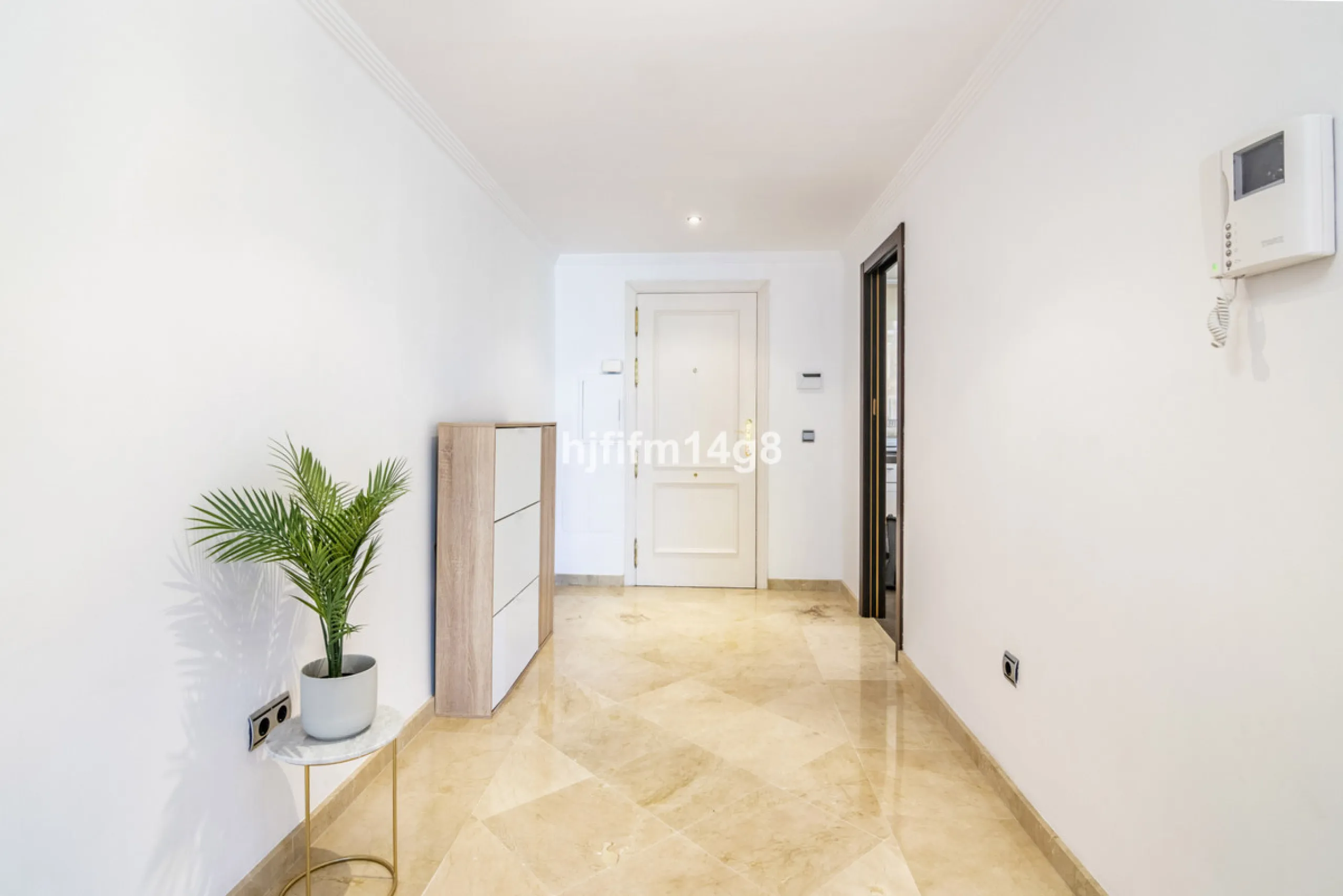 Are you looking for a property for sale in a prime Nueva Andalucía location? Introducing you to this spacious unit in one of the most popular urbanisations of the area. Not only is it a golfer's paradise, but it enjoys an elevated position with beautiful 