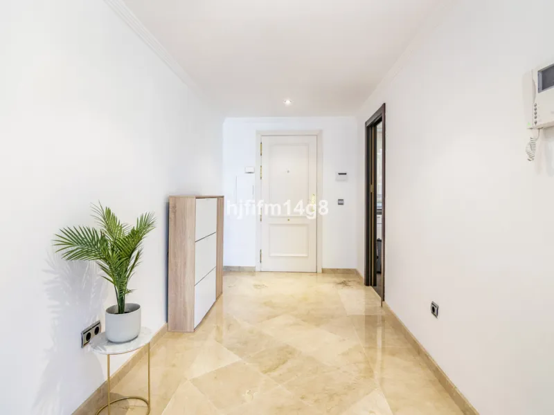 Are you looking for a property for sale in a prime Nueva Andalucía location? Introducing you to this spacious unit in one of the most popular urbanisations of the area. Not only is it a golfer's paradise, but it enjoys an elevated position with beautiful 