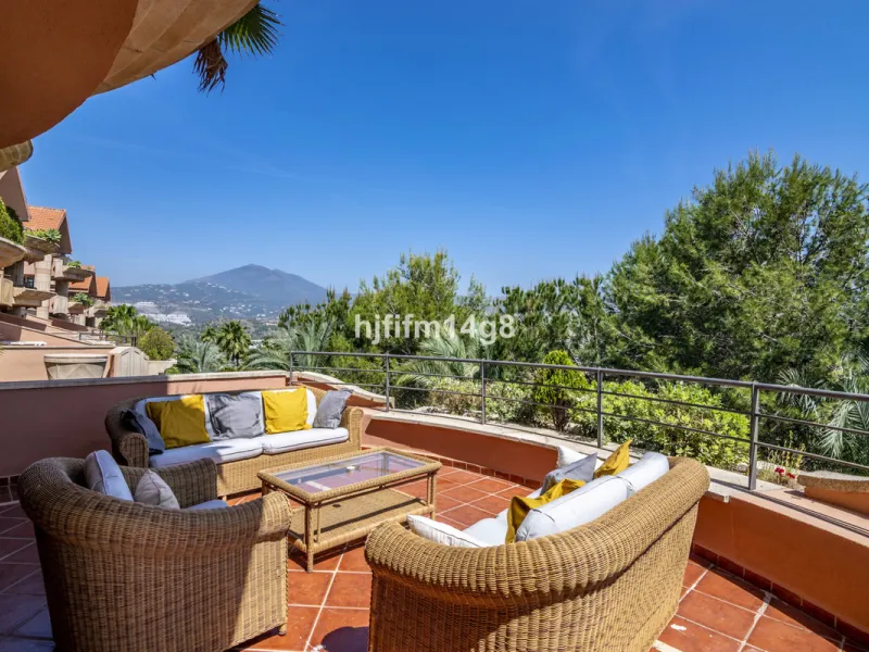 Are you looking for a property for sale in a prime Nueva Andalucía location? Introducing you to this spacious unit in one of the most popular urbanisations of the area. Not only is it a golfer's paradise, but it enjoys an elevated position with beautiful 