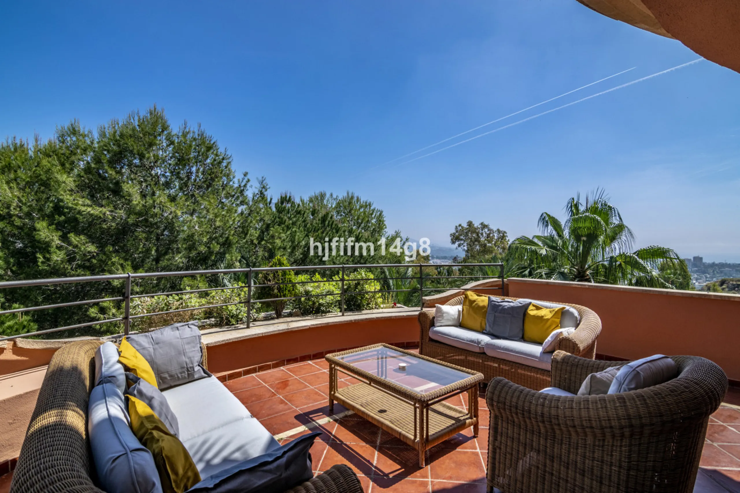 Are you looking for a property for sale in a prime Nueva Andalucía location? Introducing you to this spacious unit in one of the most popular urbanisations of the area. Not only is it a golfer's paradise, but it enjoys an elevated position with beautiful 