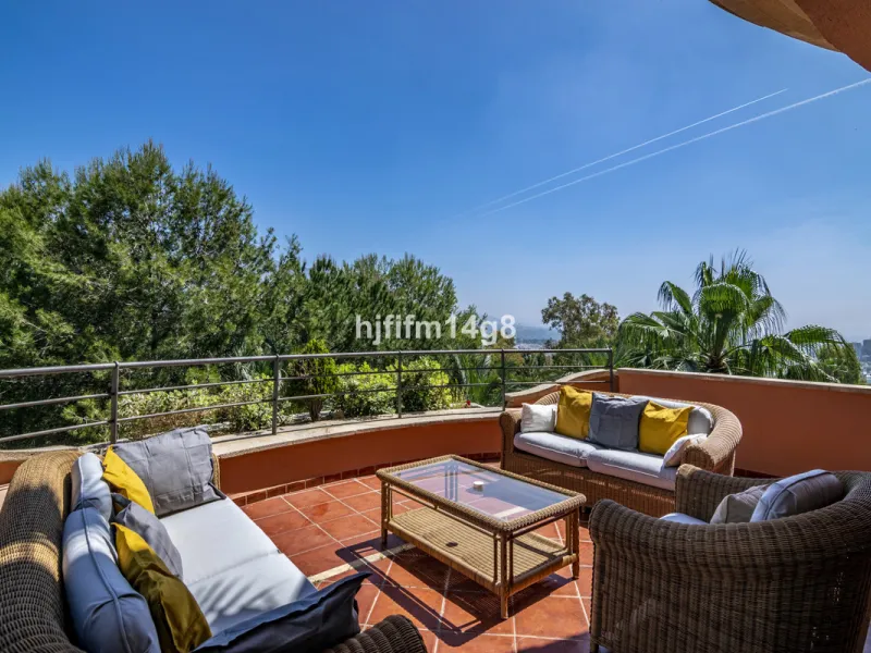 Are you looking for a property for sale in a prime Nueva Andalucía location? Introducing you to this spacious unit in one of the most popular urbanisations of the area. Not only is it a golfer's paradise, but it enjoys an elevated position with beautiful 