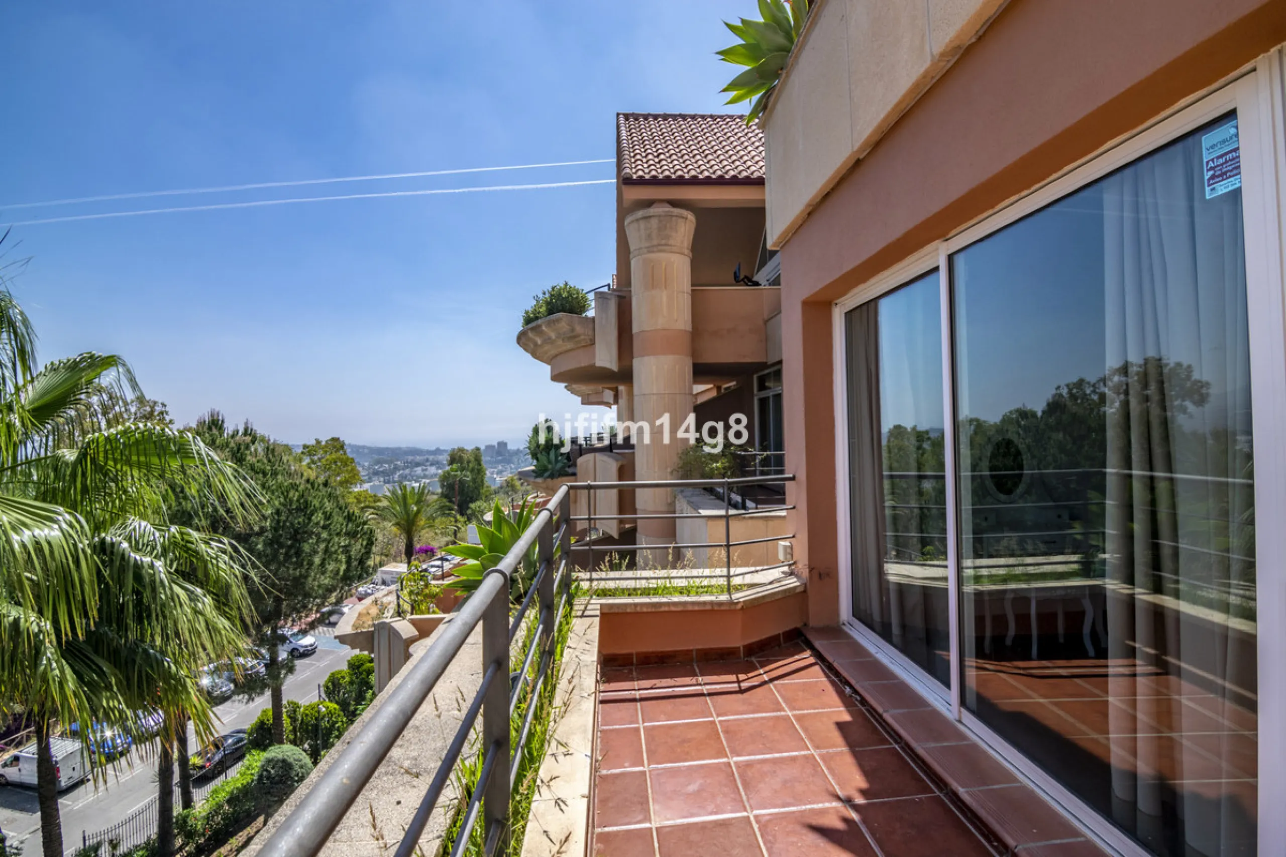 Are you looking for a property for sale in a prime Nueva Andalucía location? Introducing you to this spacious unit in one of the most popular urbanisations of the area. Not only is it a golfer's paradise, but it enjoys an elevated position with beautiful 
