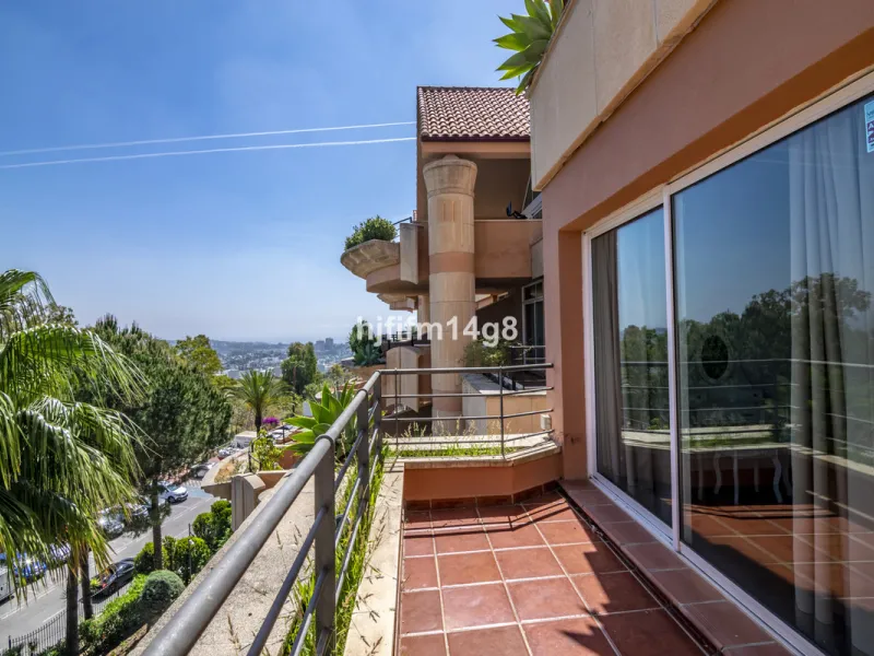Are you looking for a property for sale in a prime Nueva Andalucía location? Introducing you to this spacious unit in one of the most popular urbanisations of the area. Not only is it a golfer's paradise, but it enjoys an elevated position with beautiful 
