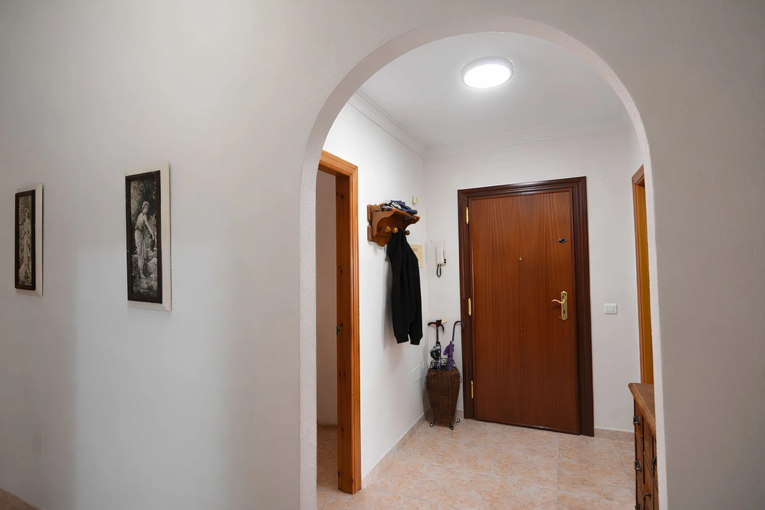 Wir freuen uns, diese prächtige Wohnung im begehrten Viertel Las Lagunas vorzustellen