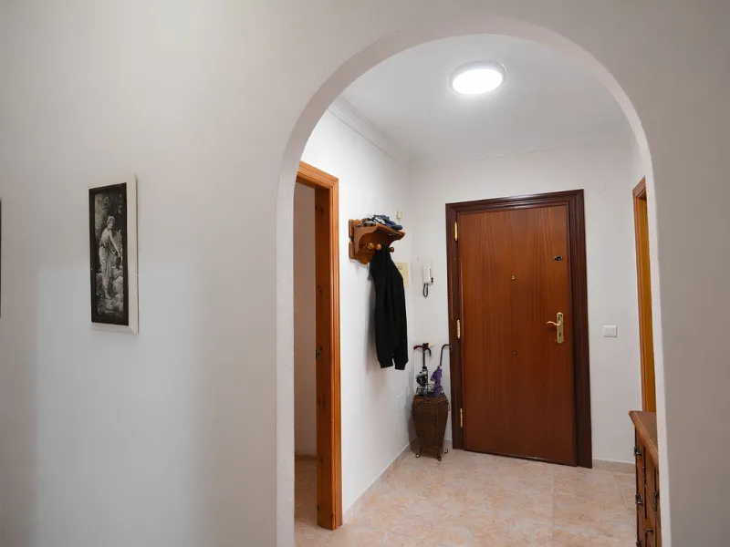 Wir freuen uns, diese prächtige Wohnung im begehrten Viertel Las Lagunas vorzustellen