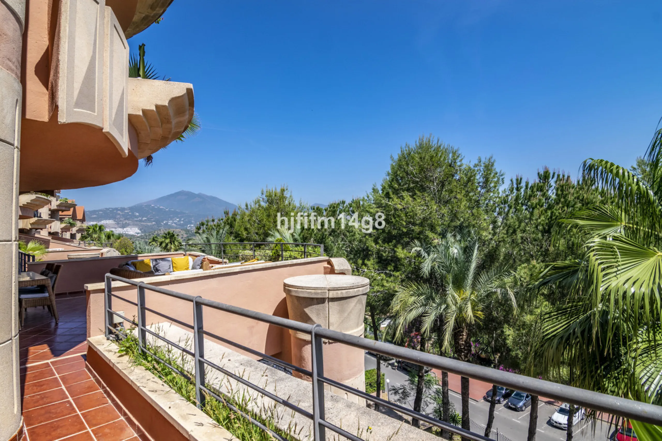 Are you looking for a property for sale in a prime Nueva Andalucía location? Introducing you to this spacious unit in one of the most popular urbanisations of the area. Not only is it a golfer's paradise, but it enjoys an elevated position with beautiful 