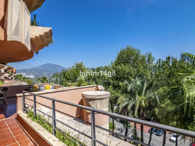 Are you looking for a property for sale in a prime Nueva Andalucía location? Introducing you to this spacious unit in one of the most popular urbanisations of the area. Not only is it a golfer's paradise, but it enjoys an elevated position with beautiful 