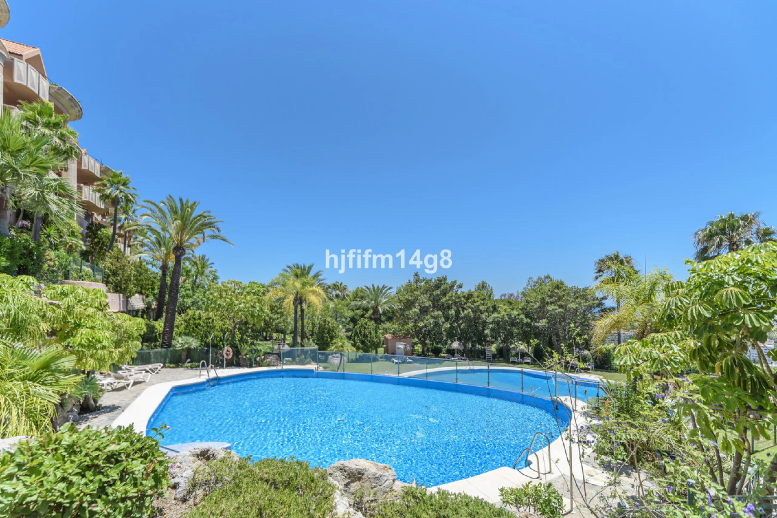 Are you looking for a property for sale in a prime Nueva Andalucía location? Introducing you to this spacious unit in one of the most popular urbanisations of the area. Not only is it a golfer's paradise, but it enjoys an elevated position with beautiful 
