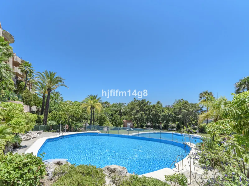 Are you looking for a property for sale in a prime Nueva Andalucía location? Introducing you to this spacious unit in one of the most popular urbanisations of the area. Not only is it a golfer's paradise, but it enjoys an elevated position with beautiful 