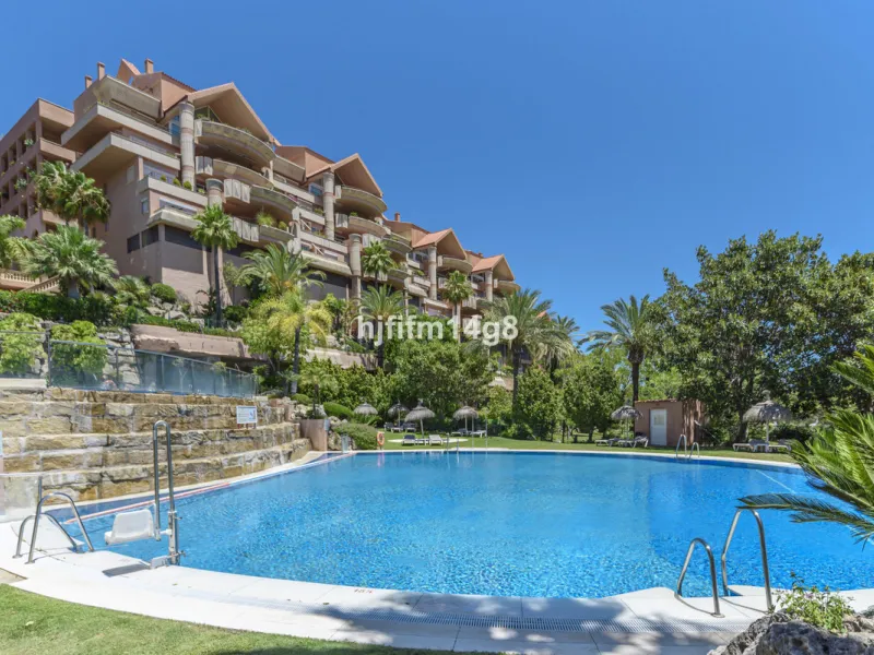 Are you looking for a property for sale in a prime Nueva Andalucía location? Introducing you to this spacious unit in one of the most popular urbanisations of the area. Not only is it a golfer's paradise, but it enjoys an elevated position with beautiful 