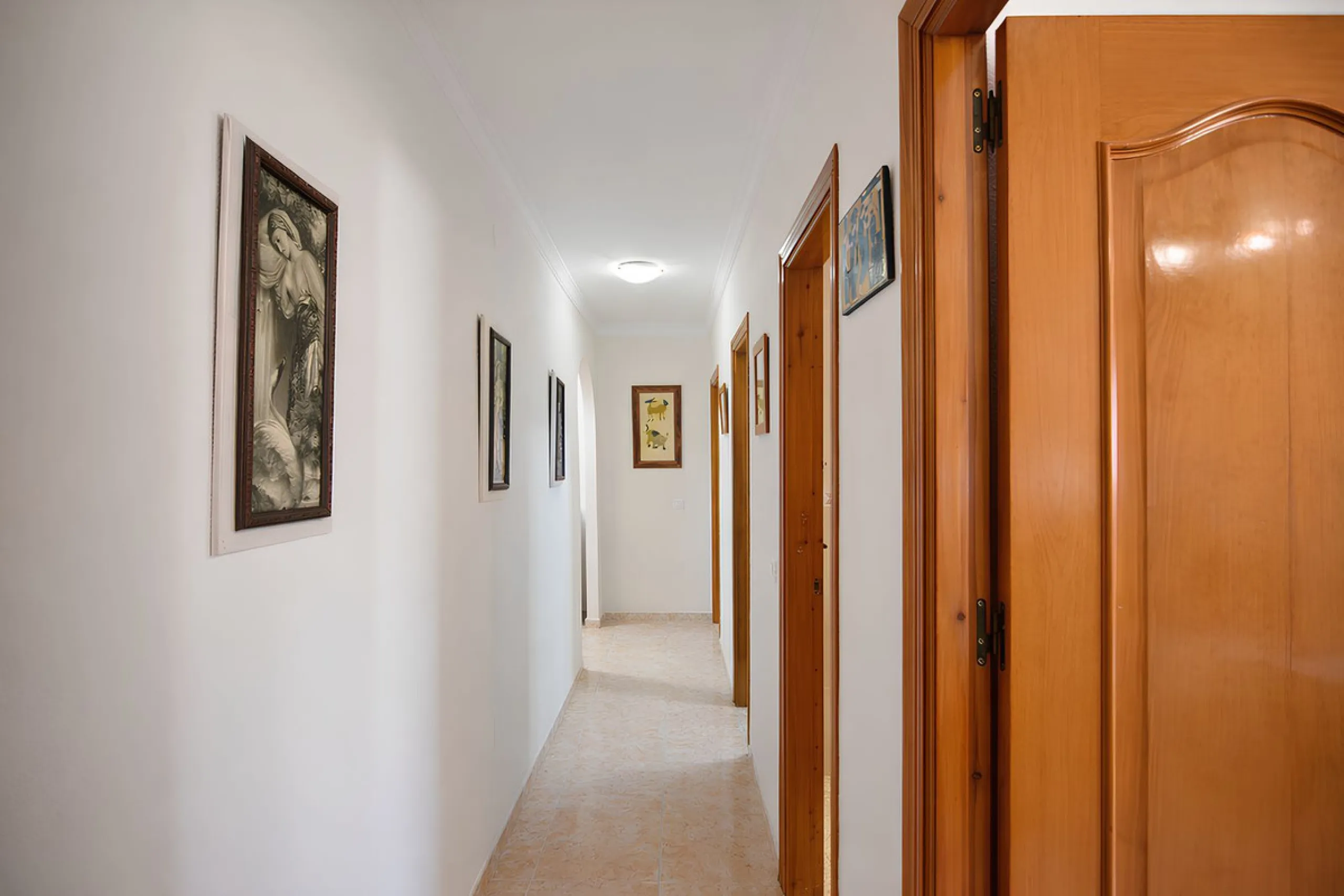 Wir freuen uns, diese prächtige Wohnung im begehrten Viertel Las Lagunas vorzustellen