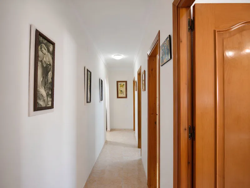 Wir freuen uns, diese prächtige Wohnung im begehrten Viertel Las Lagunas vorzustellen