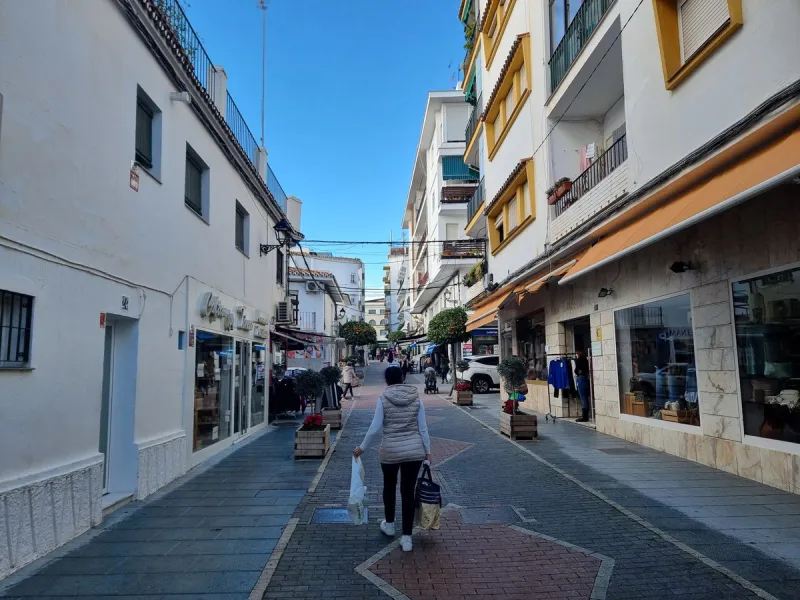 Located in the most vibrant commercial district of San Pedro Pueblo, near of Primor ,this 72 sqm premises offers a premier opportunity for visionaries and investors alike. Its strategic street-level position ensures high footfall and maximum brand exposur
