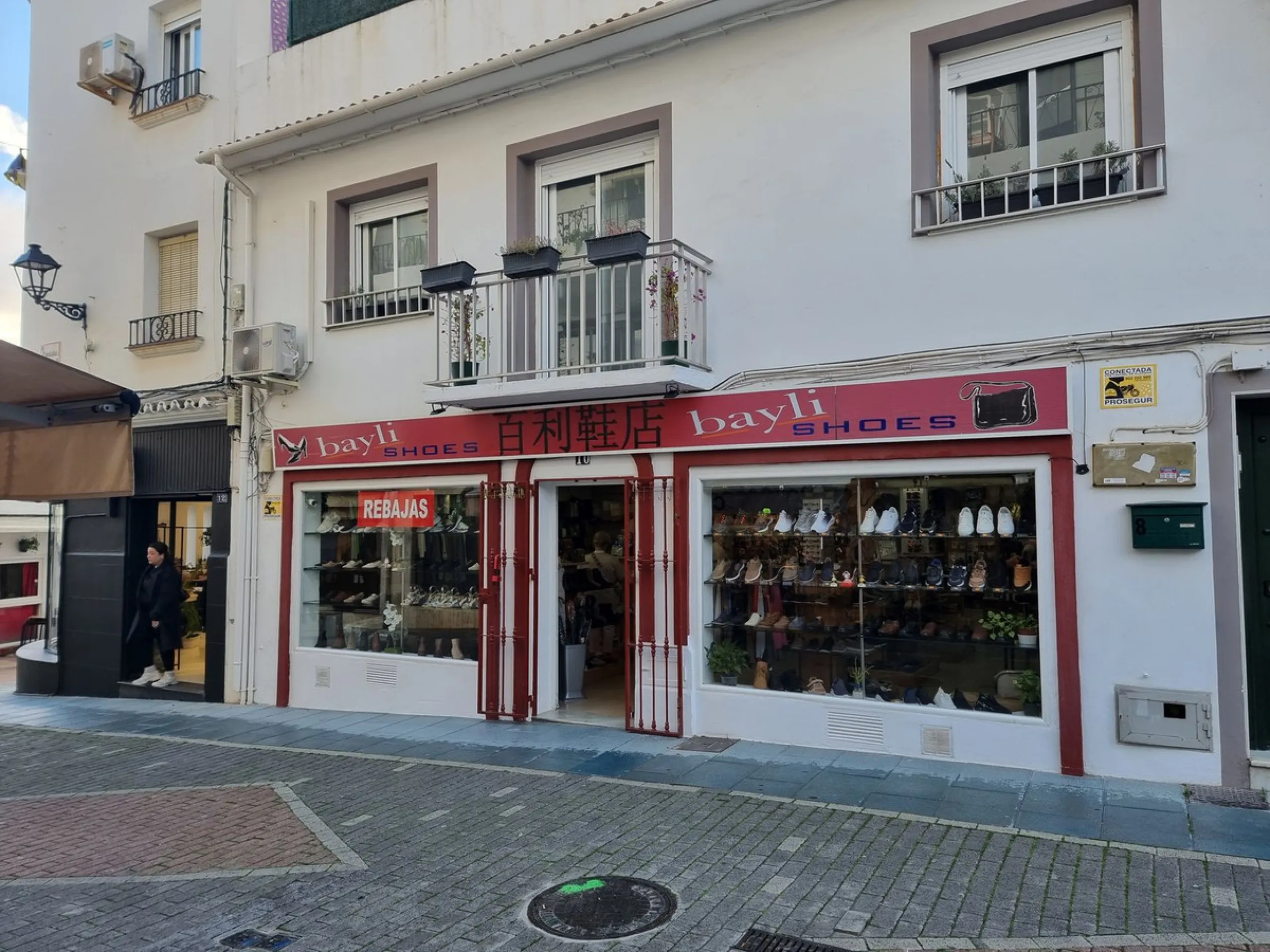 Located in the most vibrant commercial district of San Pedro Pueblo, near of Primor ,this 72 sqm premises offers a premier opportunity for visionaries and investors alike. Its strategic street-level position ensures high footfall and maximum brand exposur