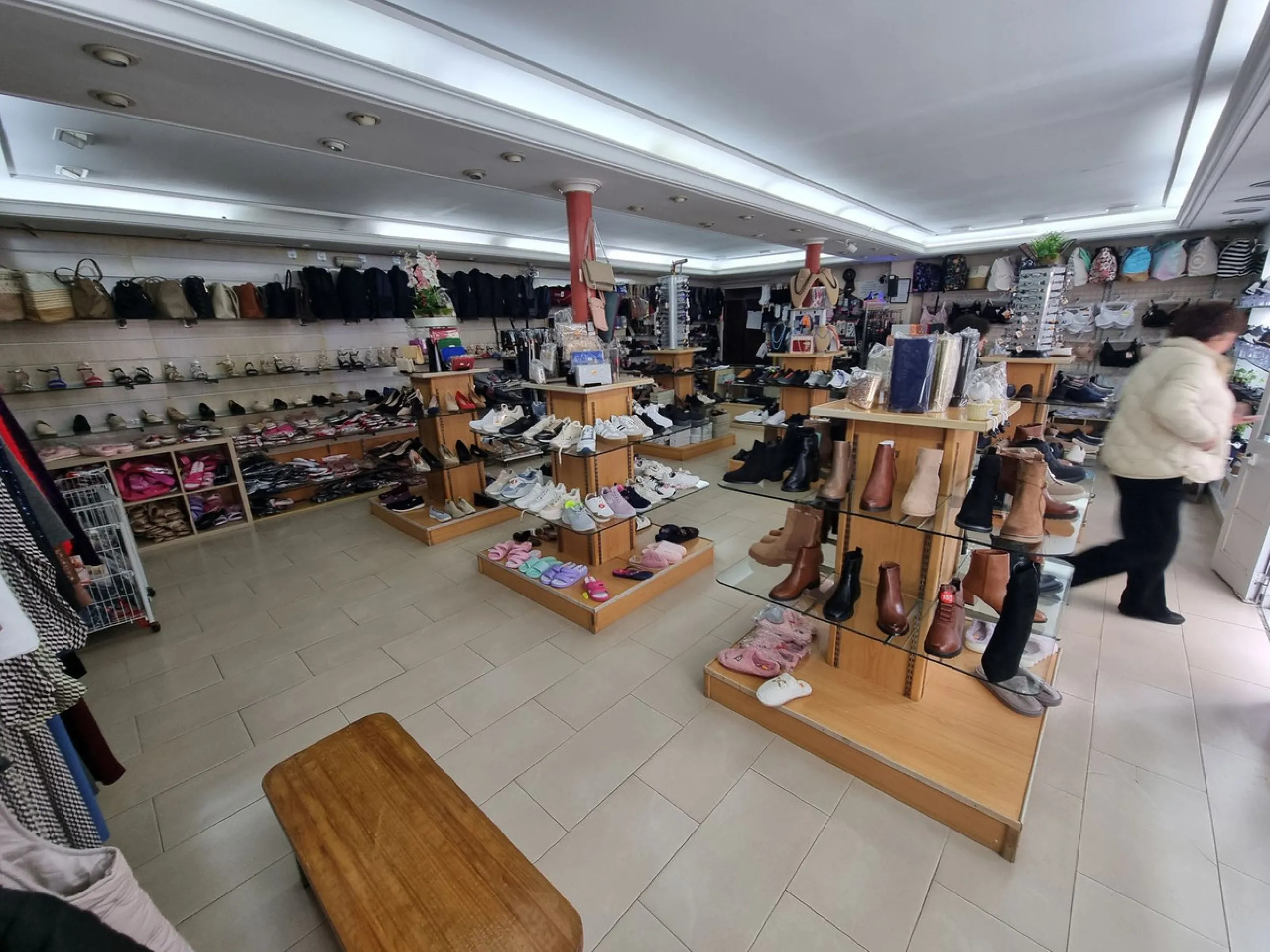 Located in the most vibrant commercial district of San Pedro Pueblo, near of Primor ,this 72 sqm premises offers a premier opportunity for visionaries and investors alike. Its strategic street-level position ensures high footfall and maximum brand exposur