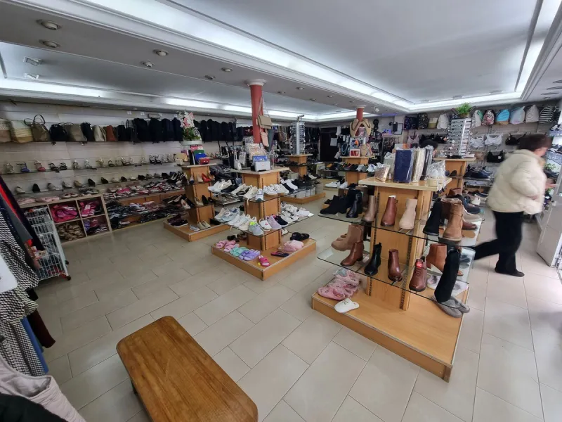 Located in the most vibrant commercial district of San Pedro Pueblo, near of Primor ,this 72 sqm premises offers a premier opportunity for visionaries and investors alike. Its strategic street-level position ensures high footfall and maximum brand exposur