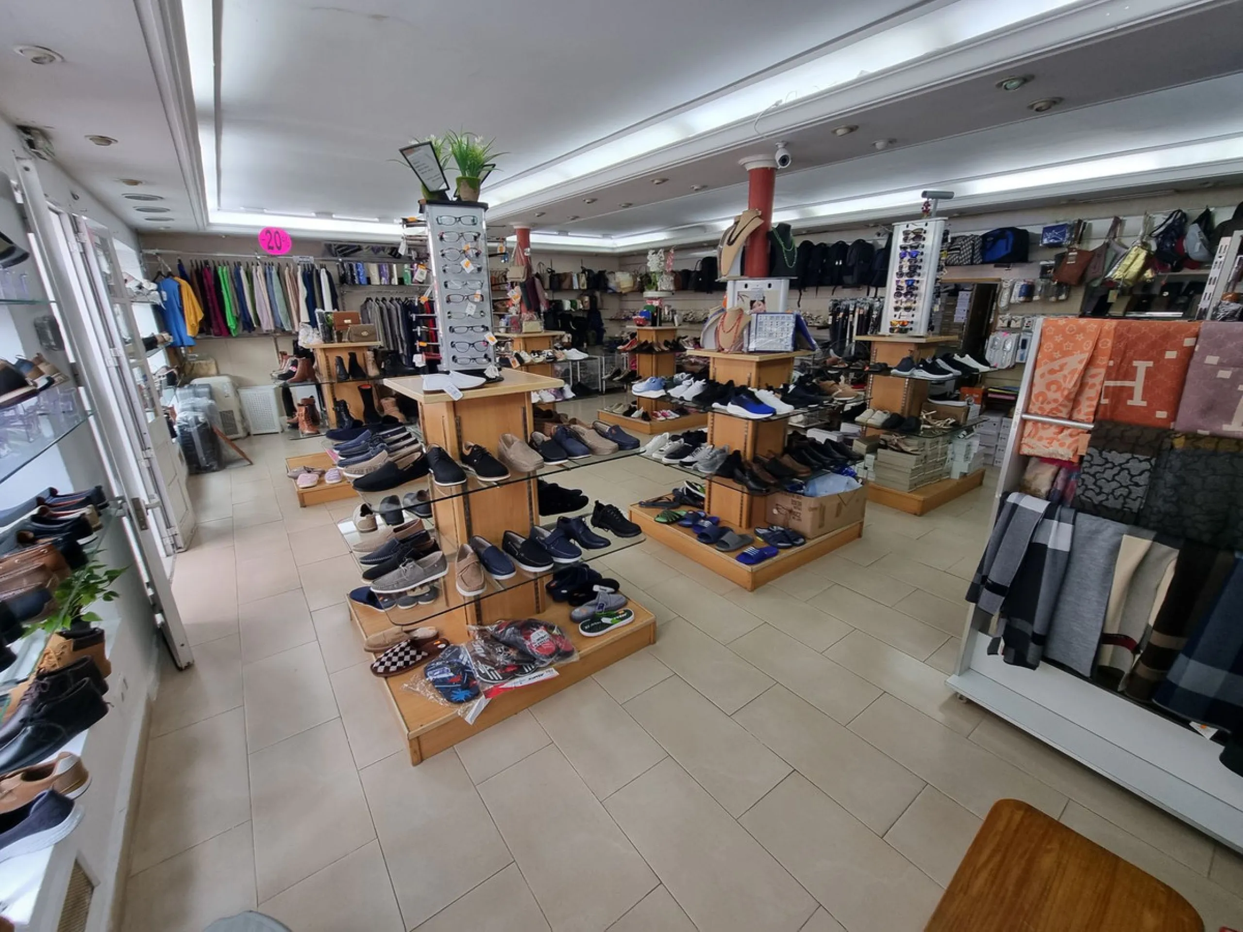Located in the most vibrant commercial district of San Pedro Pueblo, near of Primor ,this 72 sqm premises offers a premier opportunity for visionaries and investors alike. Its strategic street-level position ensures high footfall and maximum brand exposur