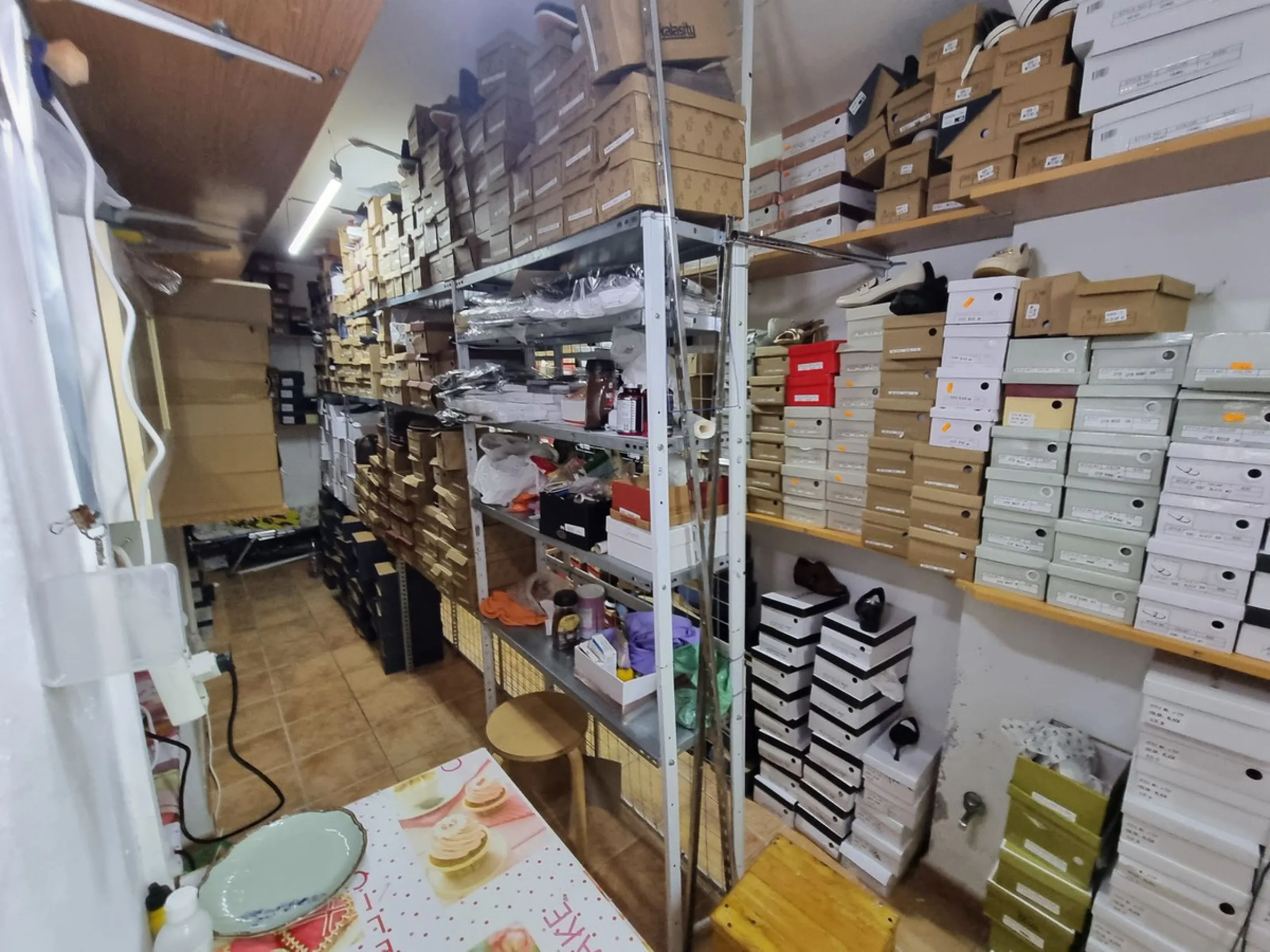 Located in the most vibrant commercial district of San Pedro Pueblo, near of Primor ,this 72 sqm premises offers a premier opportunity for visionaries and investors alike. Its strategic street-level position ensures high footfall and maximum brand exposur