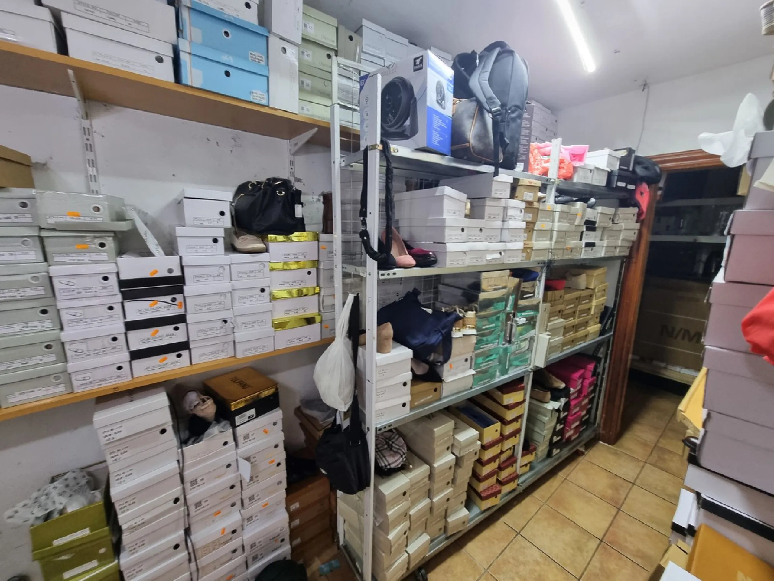 Located in the most vibrant commercial district of San Pedro Pueblo, near of Primor ,this 72 sqm premises offers a premier opportunity for visionaries and investors alike. Its strategic street-level position ensures high footfall and maximum brand exposur