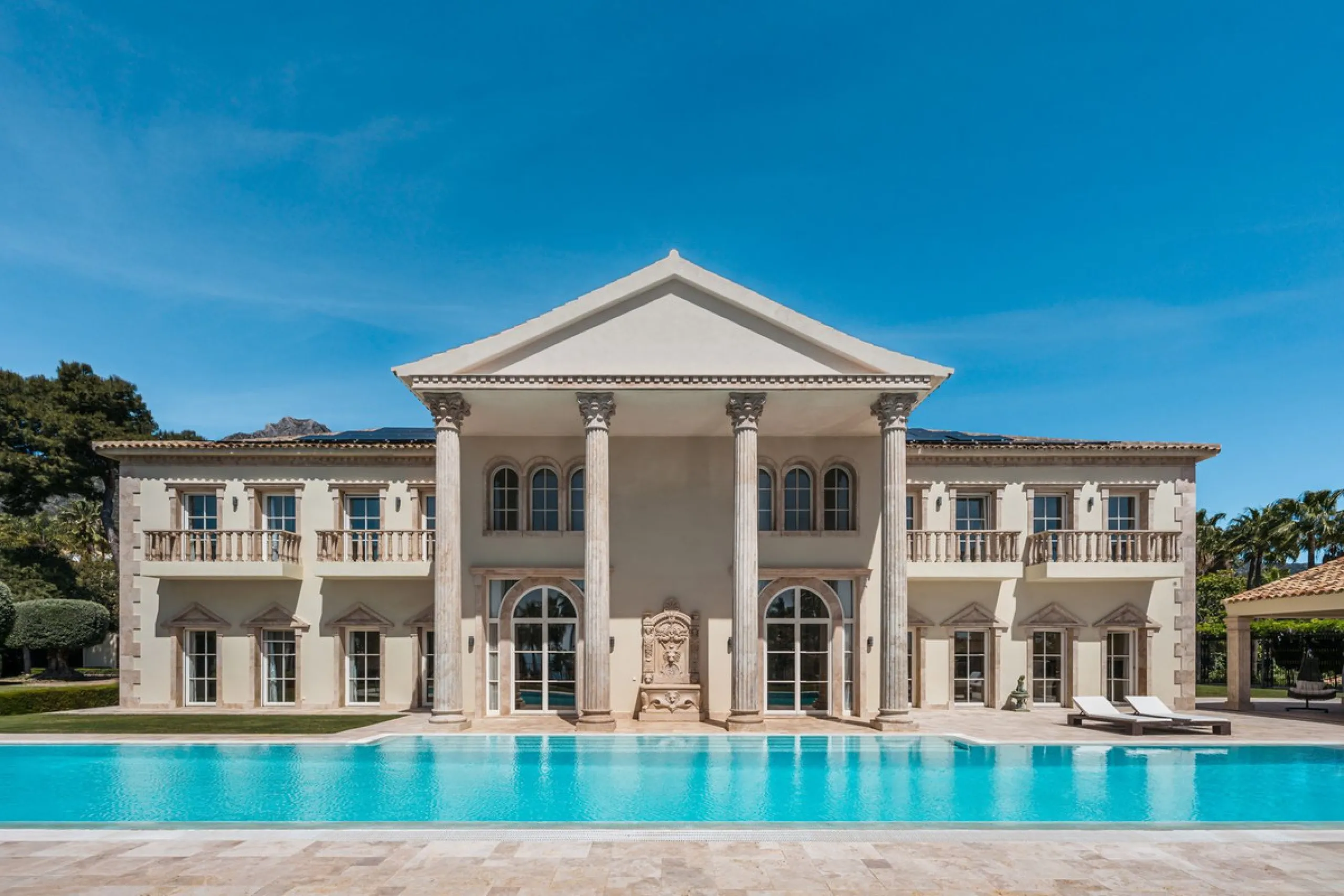 Großzügige Villa mit Meerblick und umfassender privater Ausstattung in Marbella
