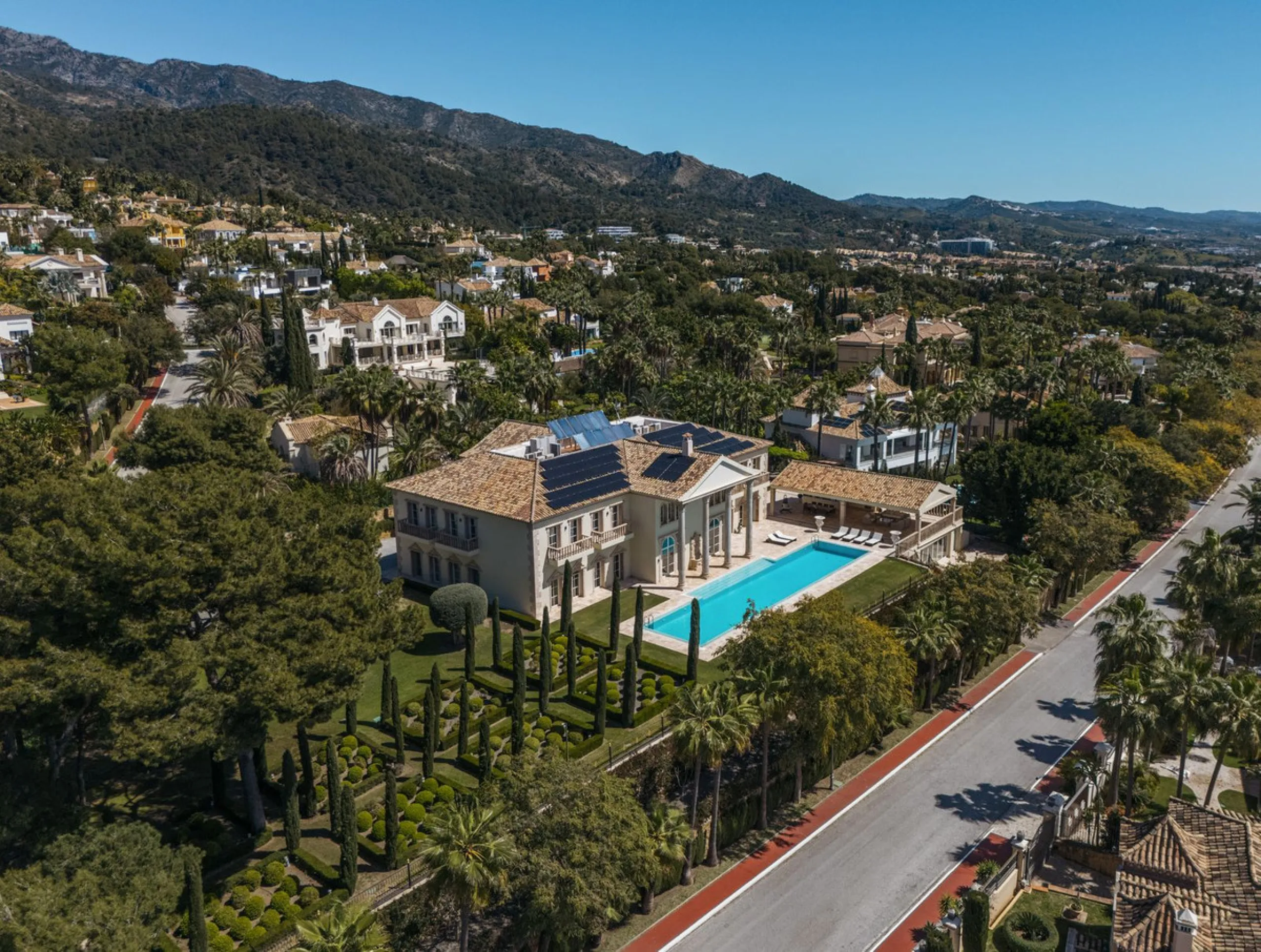 Großzügige Villa mit Meerblick und umfassender privater Ausstattung in Marbella