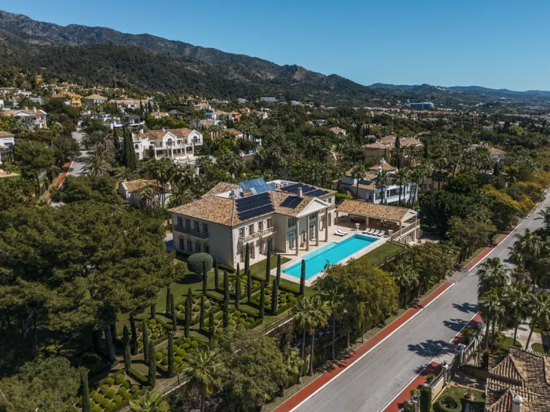 Großzügige Villa mit Meerblick und umfassender privater Ausstattung in Marbella